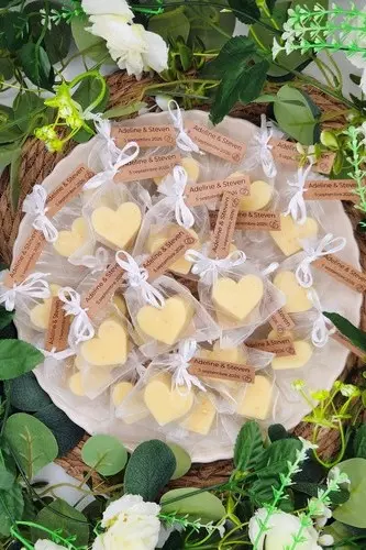 cadeaux invites mariage coeurs sur feuille
